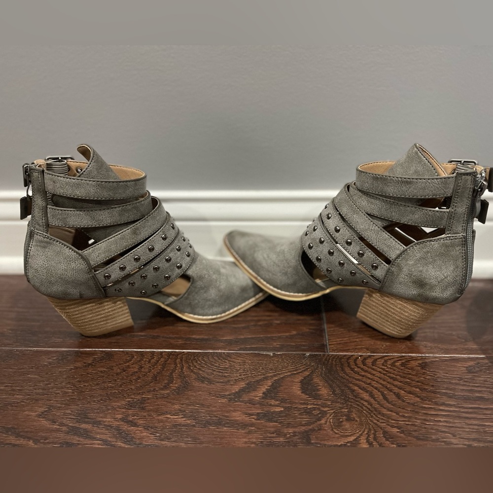 BUCKLE BEAST FASHION ARISA STUD STRAPPY ANKLE BOOT Size 7.5 - Picture 5 of 7